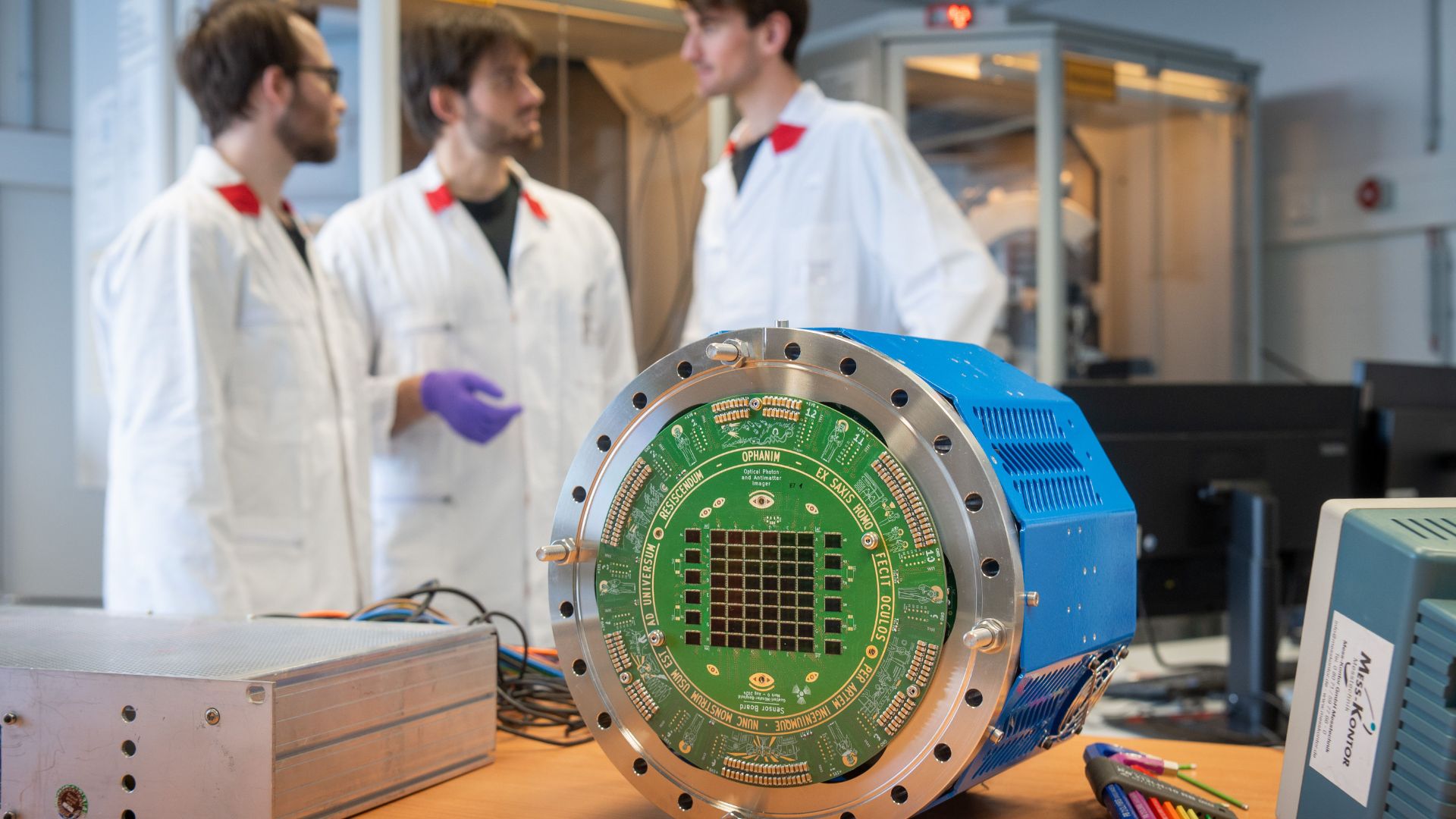 L’Optical Photon and Antimatter Imager, che integra 60 sensori Sony IMX686, e alcuni esempi di eventi di annichilazione di antiprotoni (crediti: CERN)