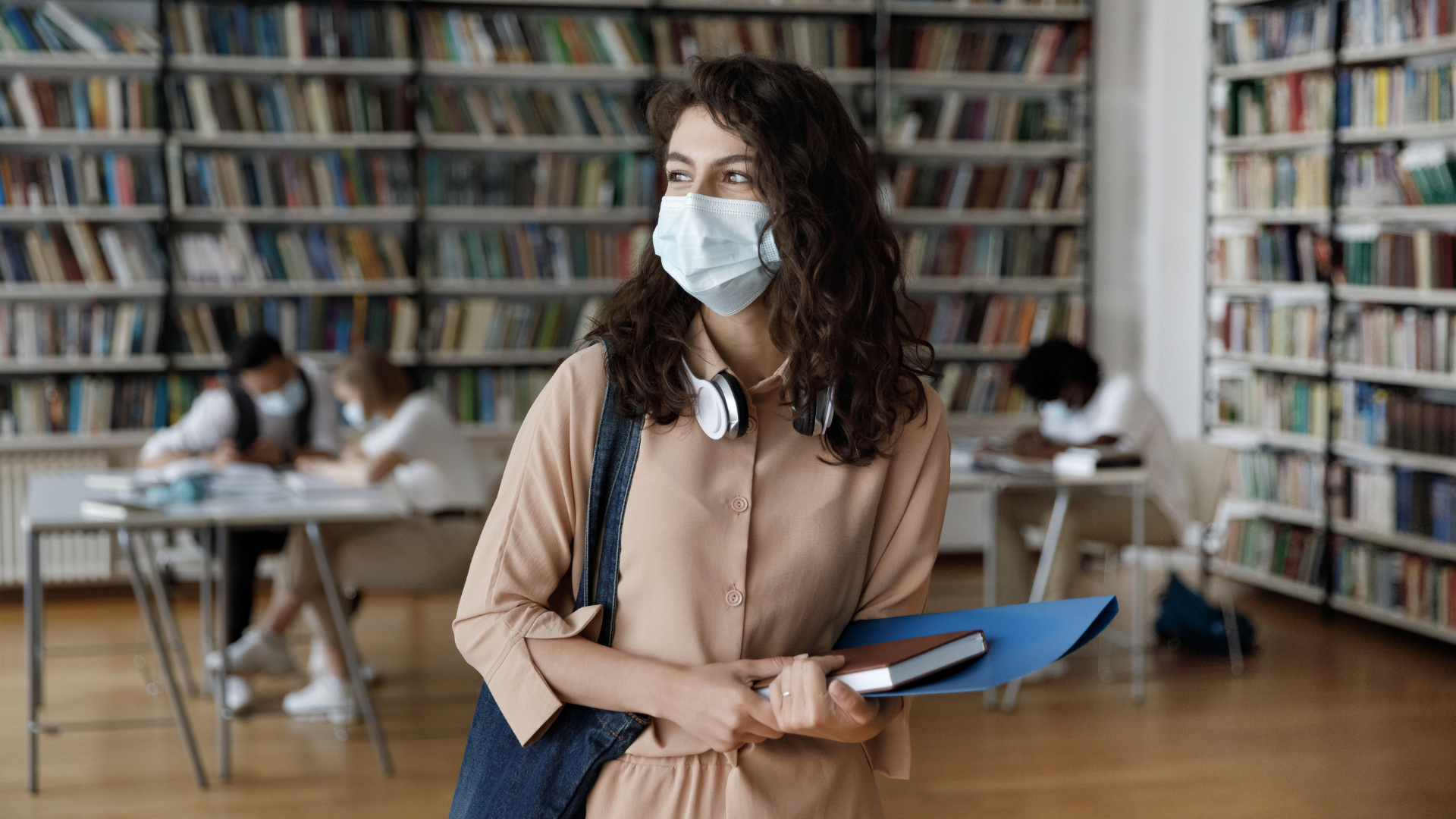 Studentessa con mascherina